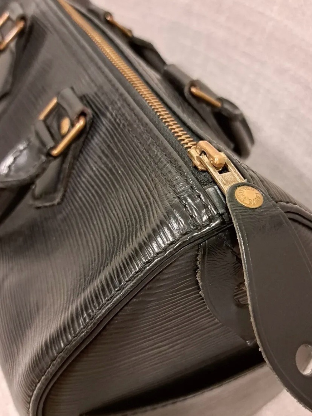 Louis Vuitton Black Epi Leather Speedy 25 - Picture 2 of 11